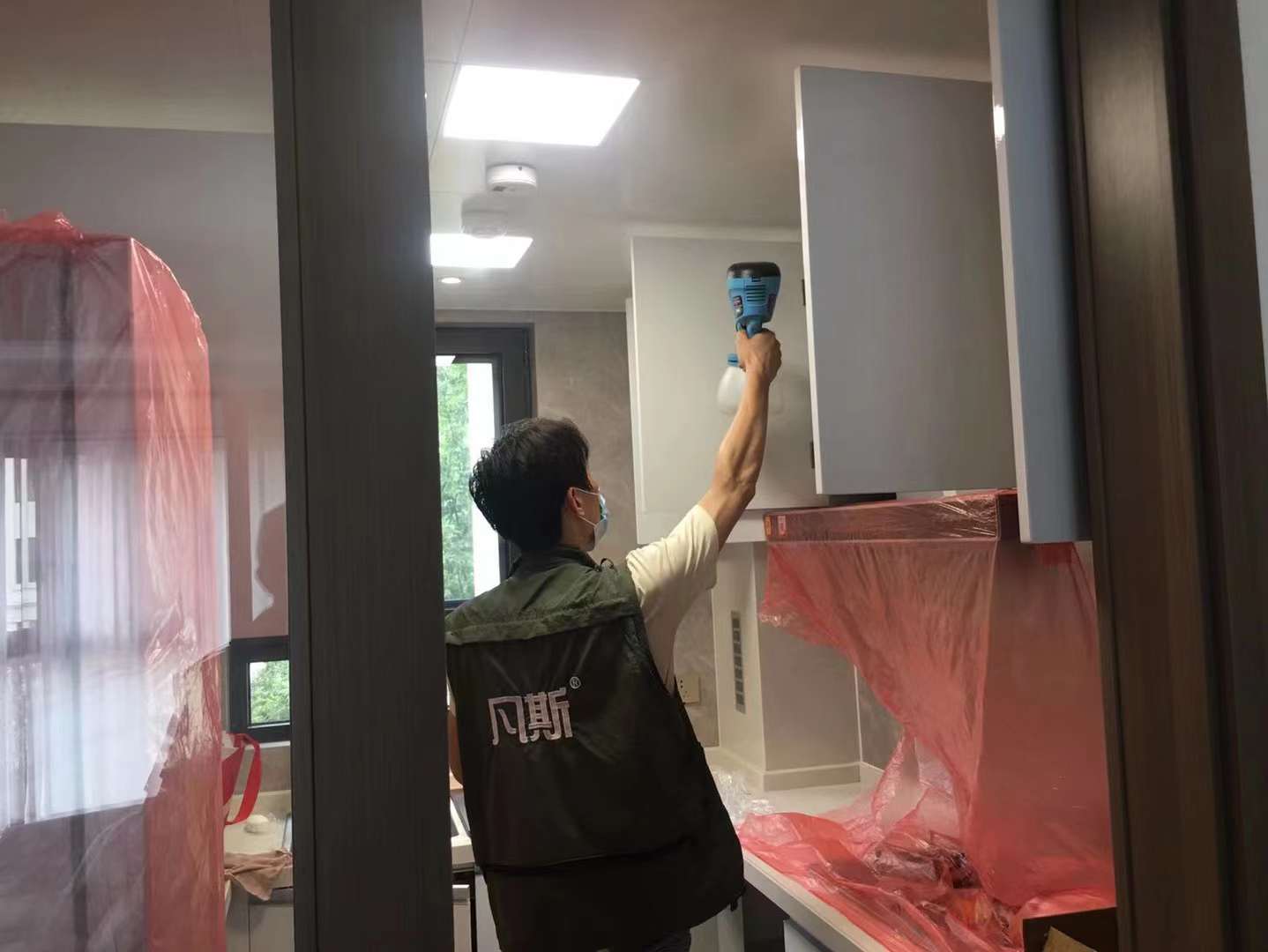 夏天室內(nèi)甲醛會(huì)升高嘛？為什么室內(nèi)異味那么刺鼻