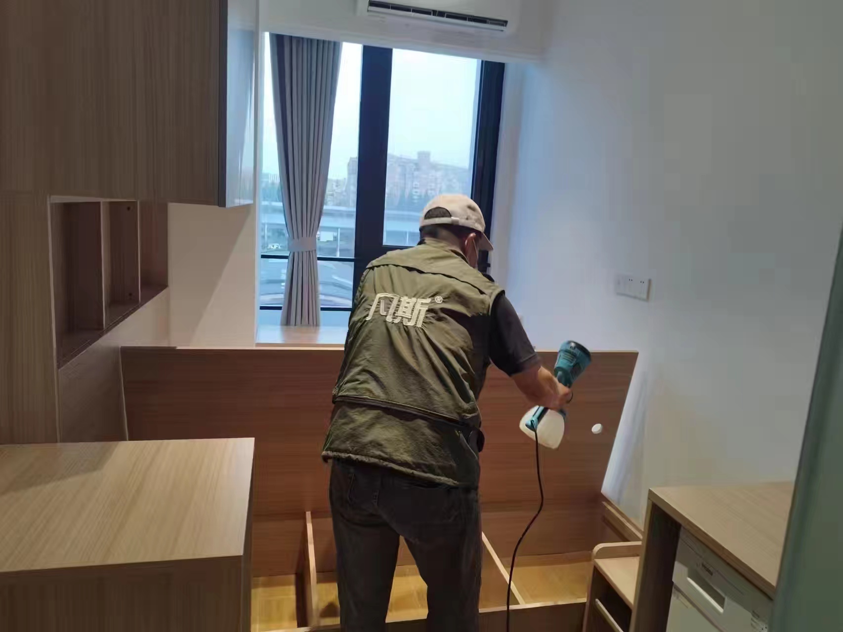 隔壁鄰居刷完墻面后味道很刺鼻，油漆涂料里含有甲醛嘛？